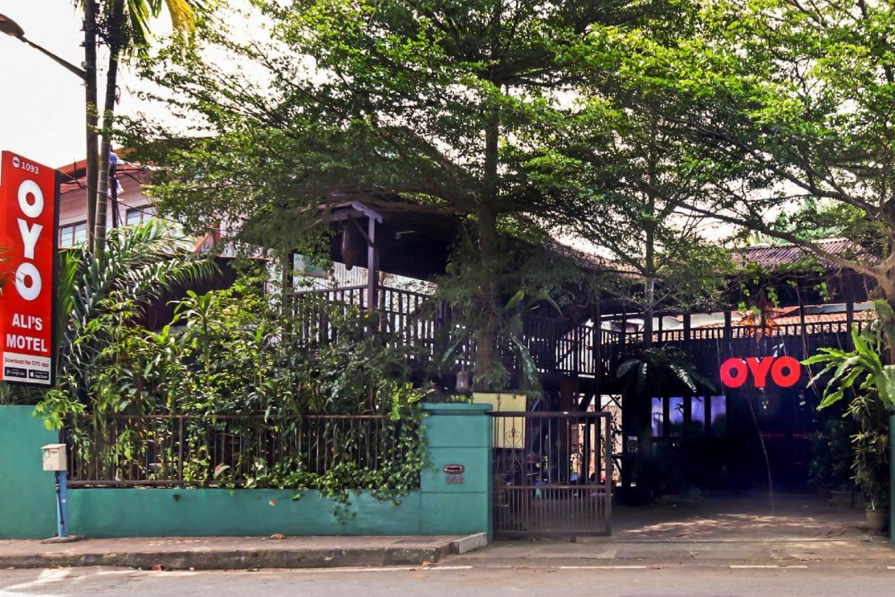 Oyo 1093 Ali'S Motel Teluk Bahang Exterior photo
