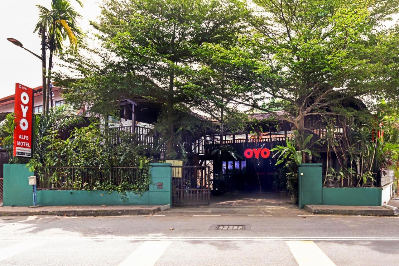 Oyo 1093 Ali'S Motel Teluk Bahang Exterior photo