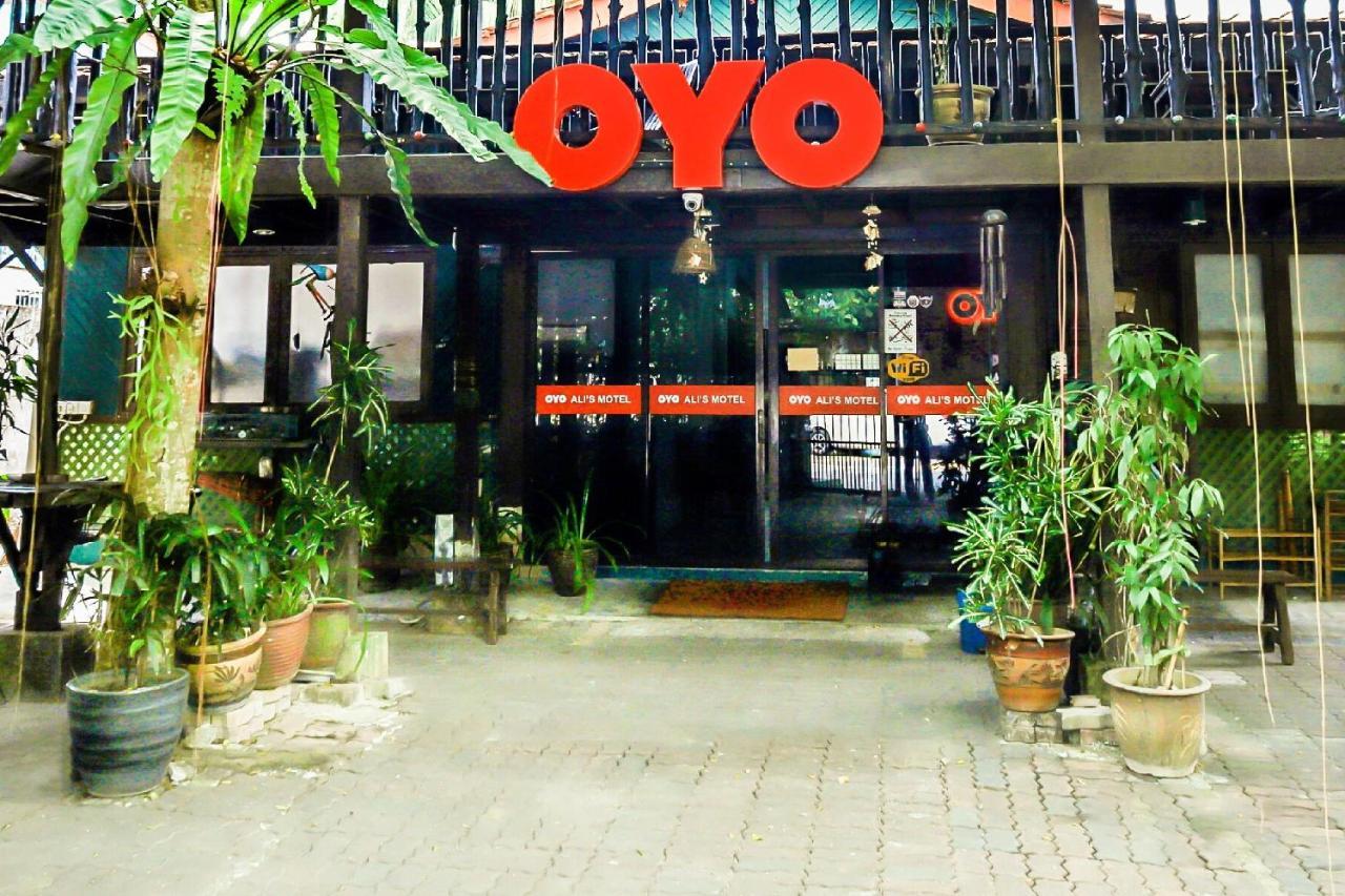 Oyo 1093 Ali'S Motel Teluk Bahang Exterior photo