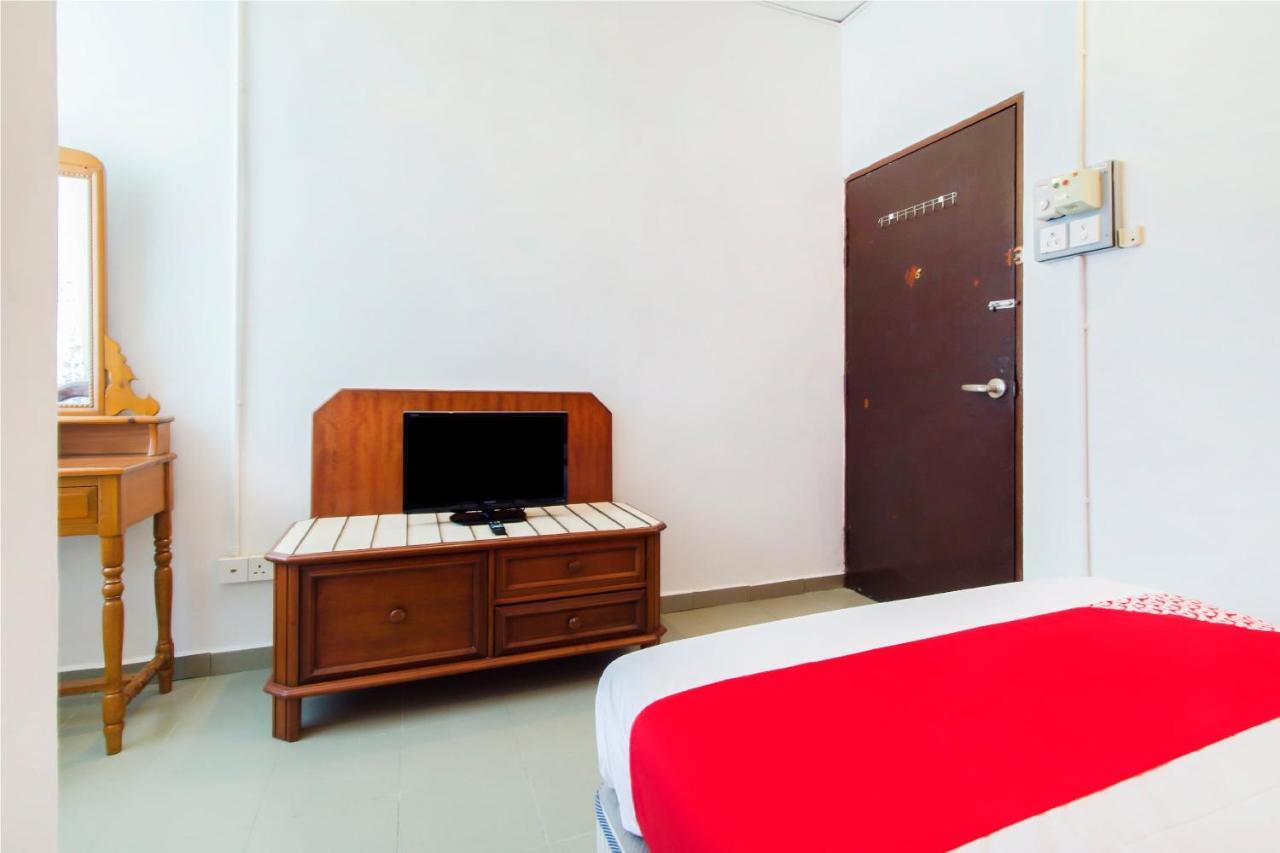 Oyo 1093 Ali'S Motel Teluk Bahang Exterior photo