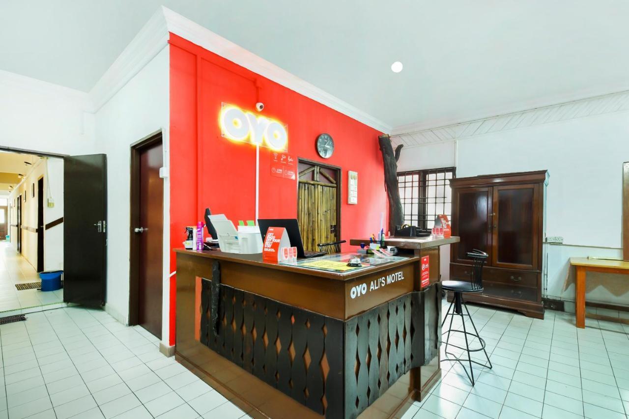 Oyo 1093 Ali'S Motel Teluk Bahang Exterior photo