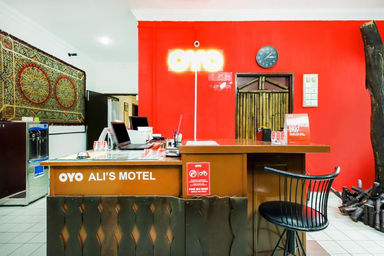 Oyo 1093 Ali'S Motel Teluk Bahang Exterior photo