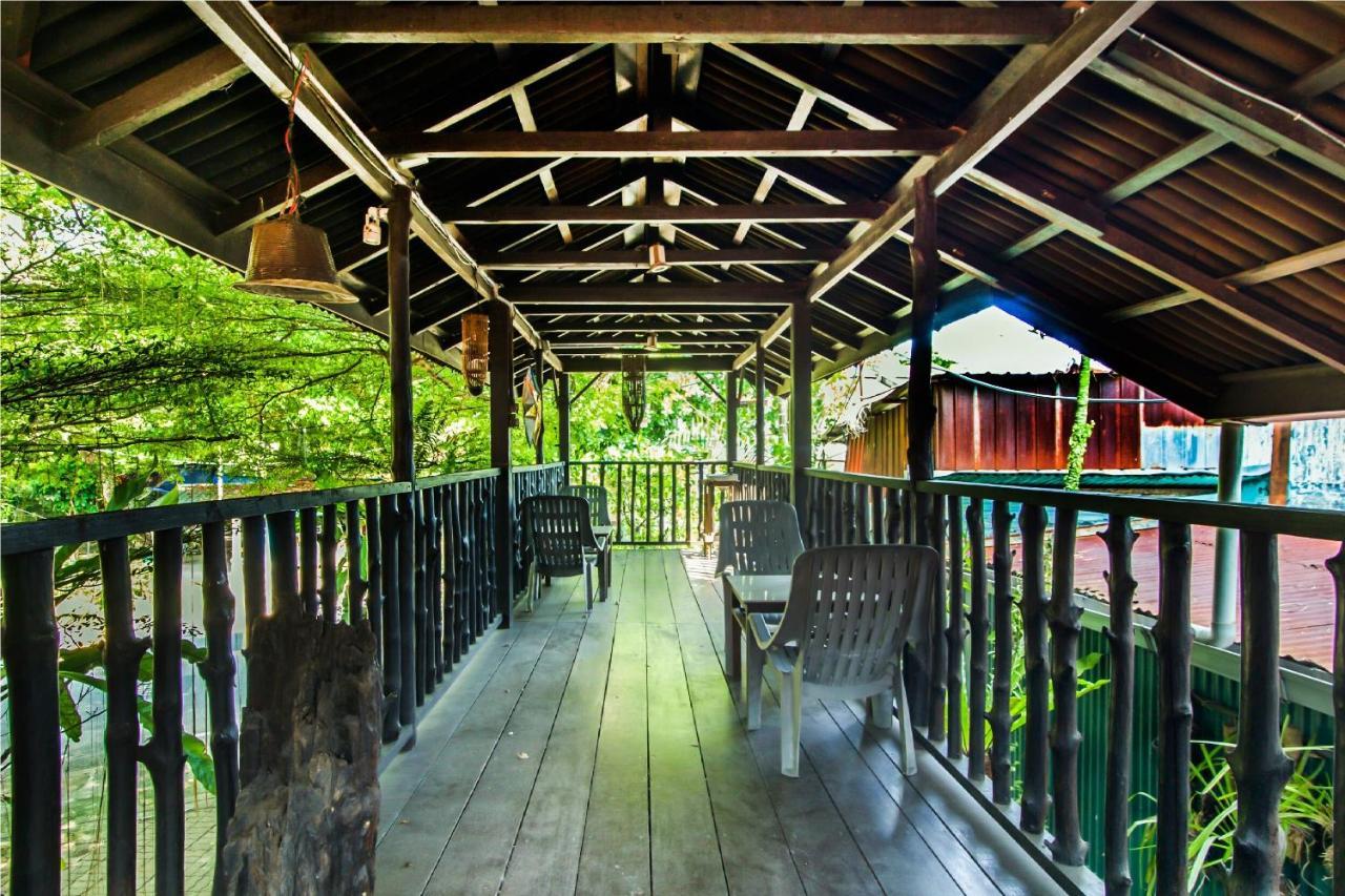Oyo 1093 Ali'S Motel Teluk Bahang Exterior photo